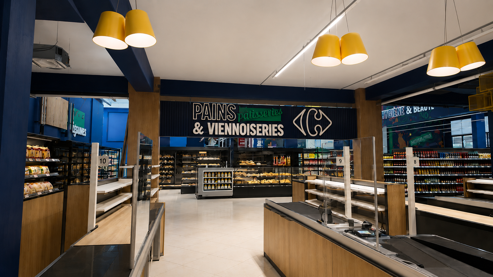 Le rayon pains, pâtisseries et viennoiseries de Kanopée Market, préparé avant l’ouverture